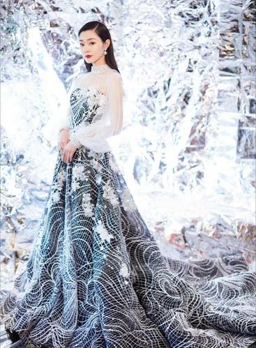 宋轶又"兴风作浪",穿冰蓝色薄纱晚礼服凹造型,骨子里透着仙气