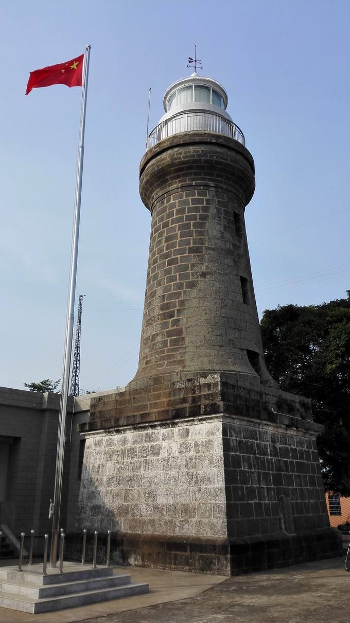  p>硇洲灯塔,位于 a href="#" data-lemmaid="425574">湛江市 /a>硇洲