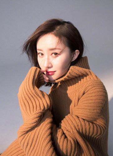 简介:舒畅最新冬日唯美时尚杂志写真图片,分享一组舒畅
