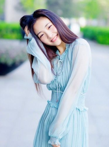 武大校花吴倩,凭借一组樱花写真红遍全网,从而进军娱乐圈