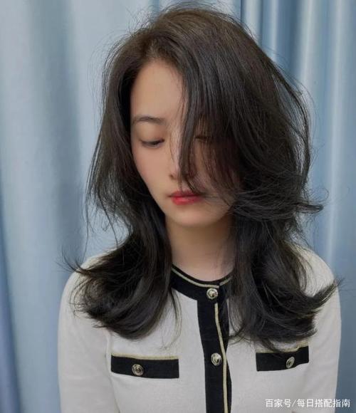 让你的中庭和下庭更加精致且短,微卷的发尾也很有女人味,这款发型主要