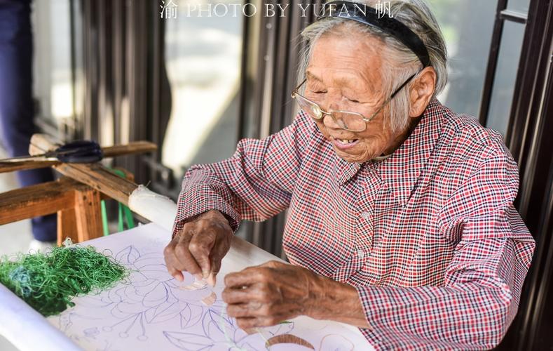 苏州黎里遇见一位90岁绣娘,绣了80年,至今仍能