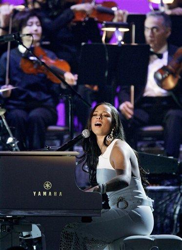 图文:alicia keys着性感装现场演唱歌曲