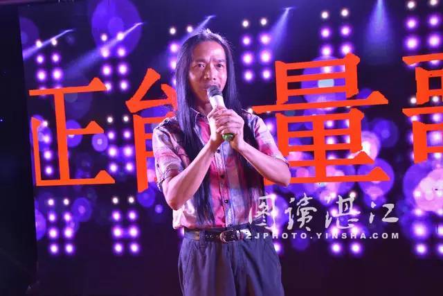 昨晚八点时分,遂溪新中心市场美食街演唱会因雷州著名歌手符凡迪现身
