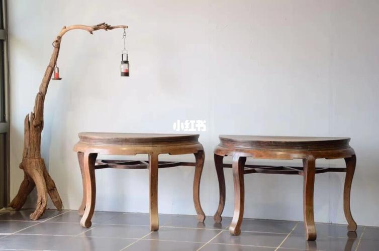圆桌在古代有一个雅称叫做"月桌",而可拆分成两半的半圆桌,名曰"半月
