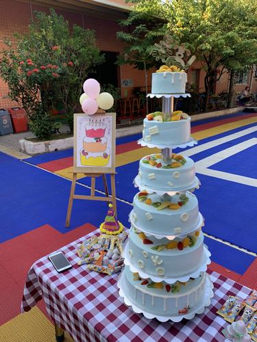 这么大,这么高,一共六层的大蛋糕,看了有没有想尝一口的感觉?