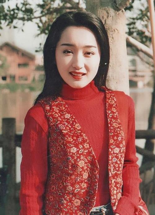 杨钰莹越活越少女亲身演绎时尚是个轮回哪像40的人