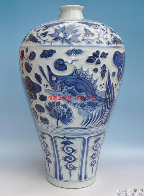 元青花浮雕鱼藻纹大梅瓶