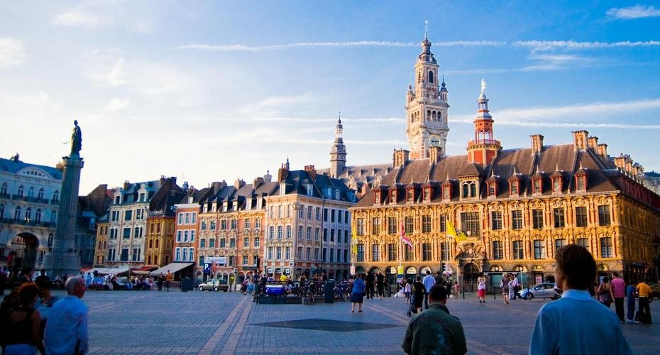 接到您后,您的布鲁塞尔(brussels)观光游从布鲁塞尔最著名的市场广场