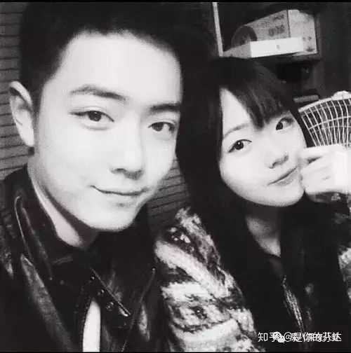 这个应该是素人时期的样子可能是他女朋友…毕竟大学交往过两个女朋友