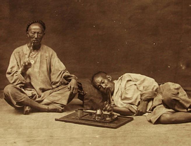 残酷的清朝老照片:图为清朝男子抽大烟