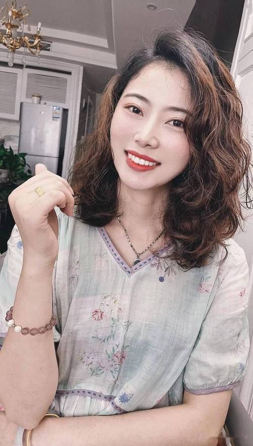 女人一过35岁发型就选烫卷卷洋气时尚很美满