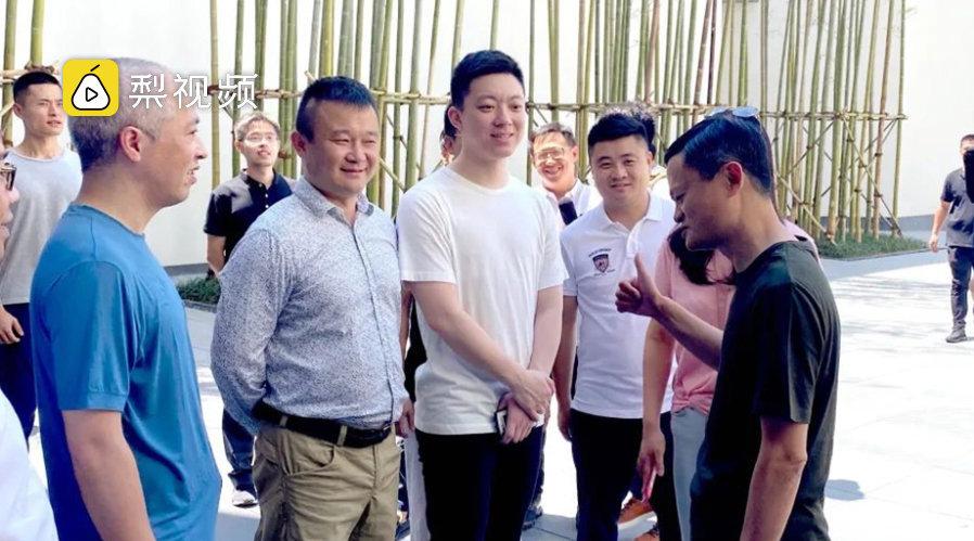 马云来到湖畔大学新校区考察,与主体建筑承建方亚厦股份董事长丁泽成