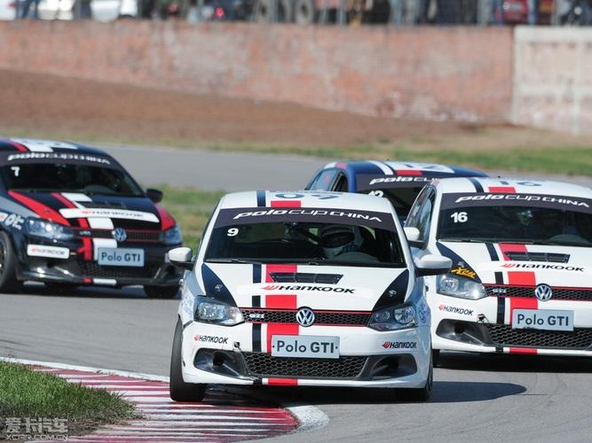 在北京这条直道很短,弯道较多的赛道上,13辆polo gti赛车在赛道上进行