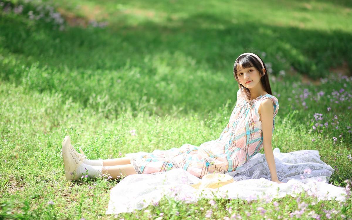 草地上的花裙子甜美女孩图片-美女壁纸-高清美女图片