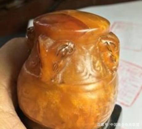 真正的田黄会有萝卜纹或是形成时产生的流向纹路,而绿泥石染色而成的