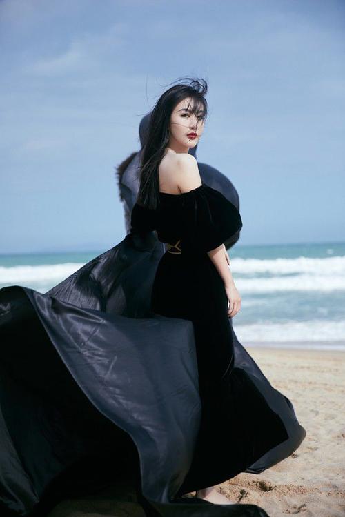 李菲儿海边大片曝光,穿丝绒礼裙演绎高级美,看着十分有魅力