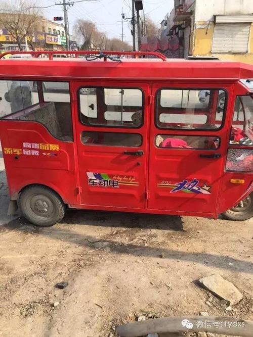 红三轮闯红灯撞宝马,司机跑了却把身份证落下