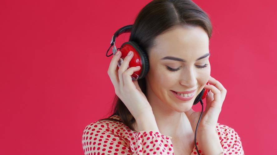 美女戴耳机听音乐_4096x2304_高清视频素材下载(编号