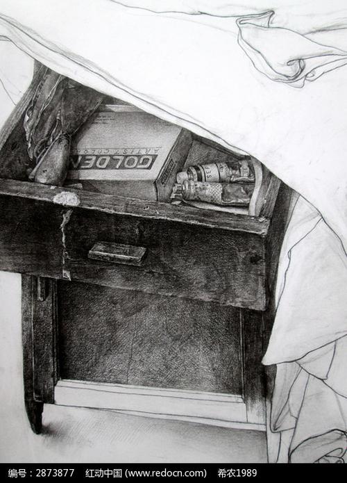 素描床头柜与白色衬布