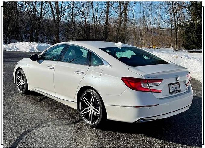 近日海外媒体曝光了一组本田新款雅阁车型实车街拍图片,新车目前已在