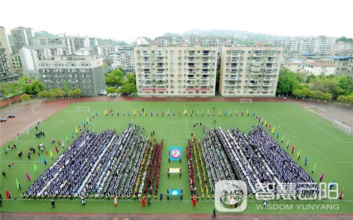 凤鸣中学举行第18届师生田径运动会