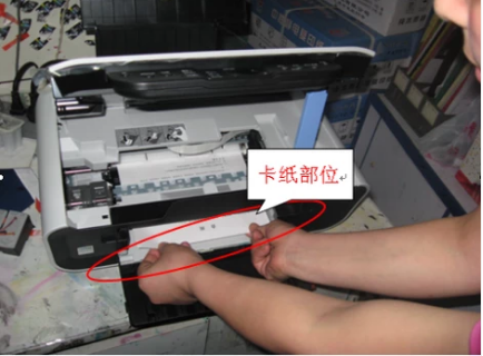 打印机卡纸了怎么把纸拿出来
