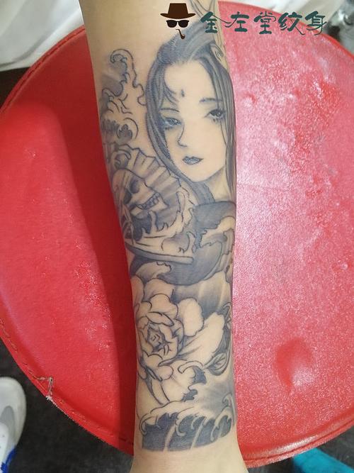 黑灰艺妓纹身半臂