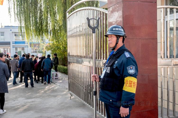 农村小学校园门口1.8米高"门神",手持钢叉,身穿防弹背心!