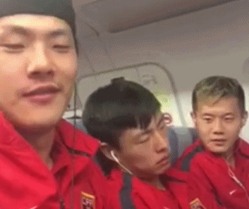 正在靠近 在国足飞往香港的飞机上王大雷和黄博文模仿郑龙睡觉的姿势