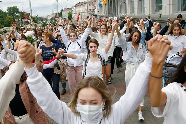 10万白俄罗斯人反对卢卡申科:大街靓女如云,和士兵搂搂抱抱!