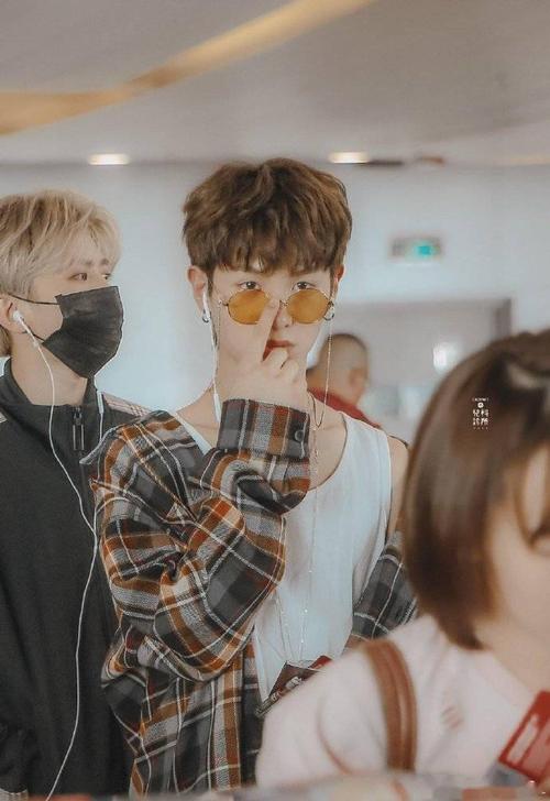 黄明昊眼镜杀合集 是时髦精本精没错了