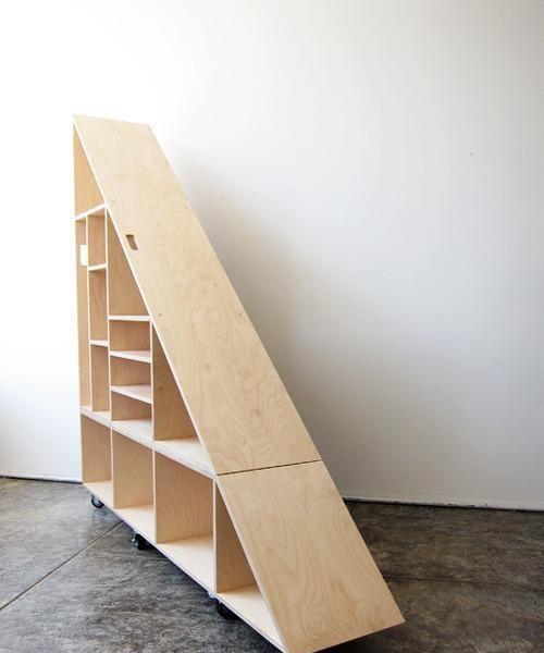 楼梯下塞个移动三角柜,外面做置物架,里面