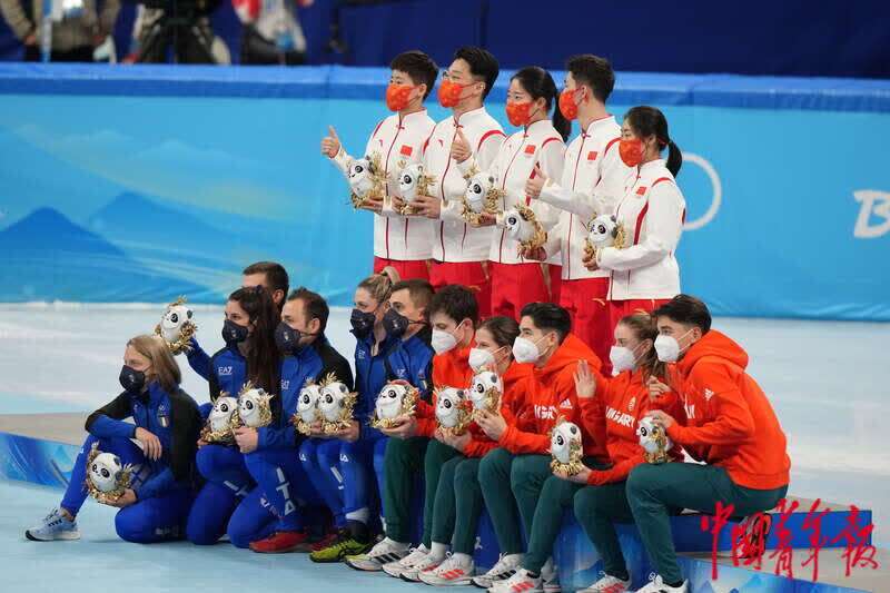 短道速滑混合团体接力夺冠多图直击北京冬奥会中国队首金诞生