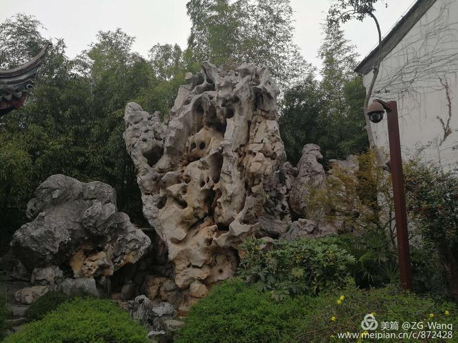 江南四大名园之瞻园里的太湖石(部分)