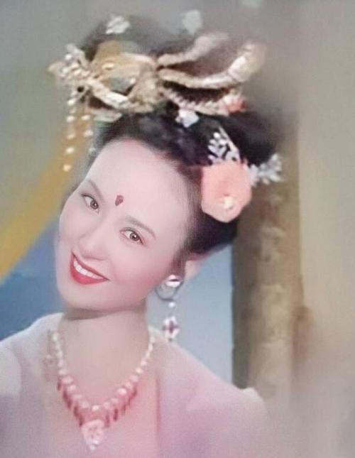 原创演完《西游记》嫦娥后,邱佩宁转行经商,经历两段婚姻,儿子帅气