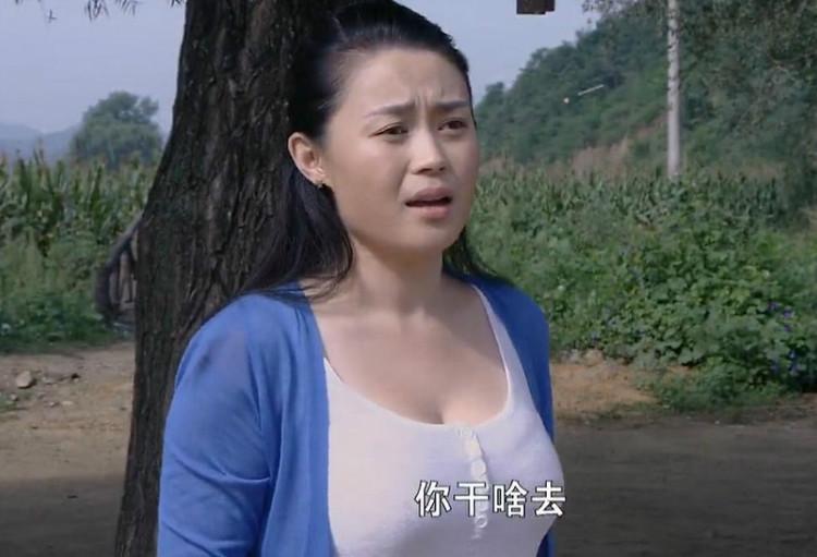 关婷娜凭借90e"巨乳"挺"胸"抢镜(图)