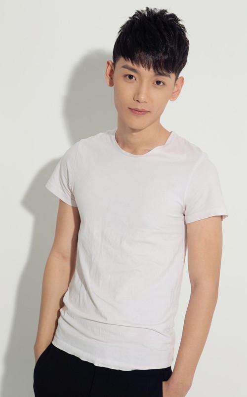 90后小鲜肉郝帅,在片中饰演一位热血的红军战士,与众多演员一同再塑