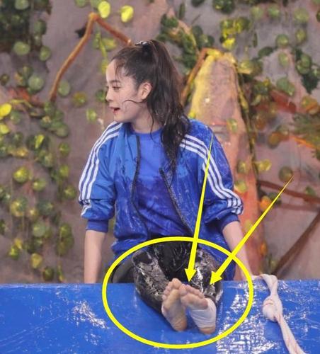 欧阳娜娜脱鞋玩"水滑梯",看到她的白袜子,网友:没洗过吗?