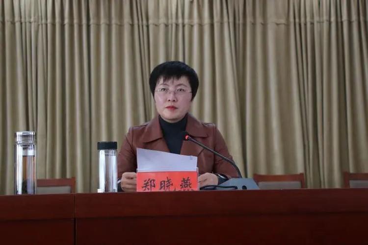 县委副书记郑晓燕主持会议并通报10月份各乡镇的火化率.