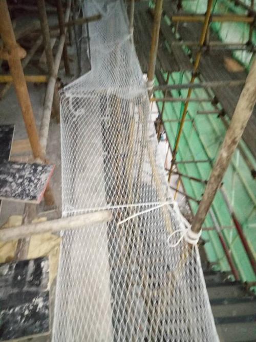 1,外架与主体结构之间已增加兜网.