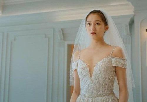 关晓彤再次证明肩宽骨架大吃大亏二十不惑她身板太显壮实了