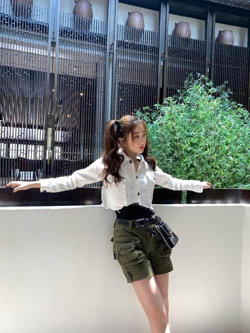 虞书欣节目造型分享,白色毛边牛仔衣和军绿短裤,满满