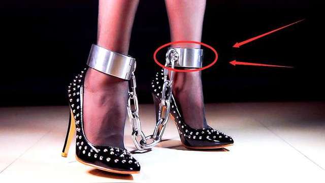 女犯人戴脚镣,每天怎么更换衣服?镜头记录全过程!