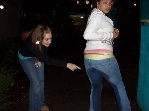 抓拍美女严重内急的各种尴尬瞬间