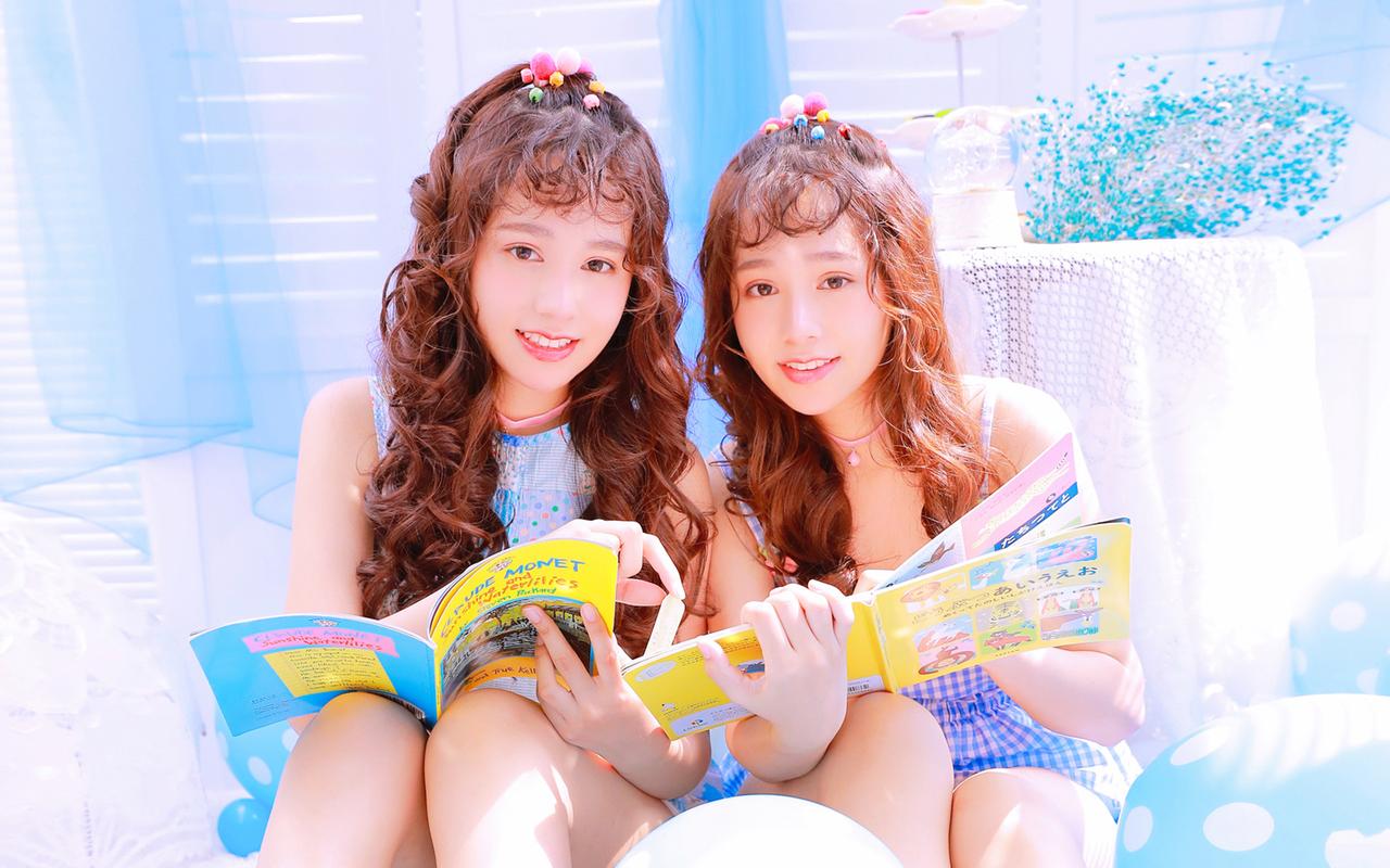 一组甜美双胞胎姐妹花可爱高清图片桌面壁纸推荐给大家,更多高清美女