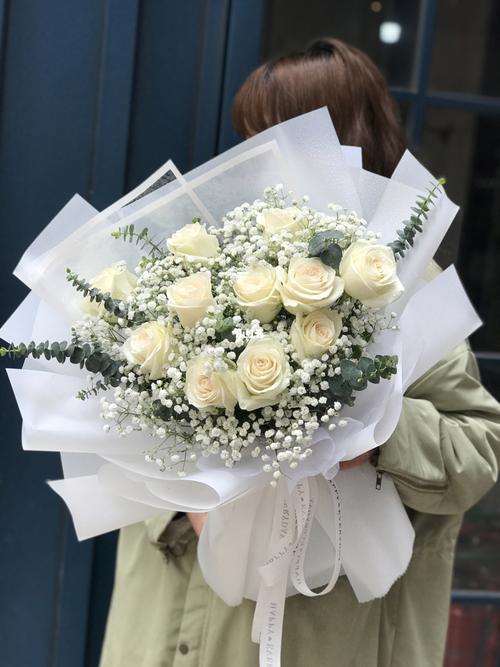 白玫瑰满天星花束_花束_满天星_家居家装_家居装饰