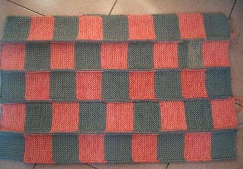 家里积攒了很多零碎毛线,利用这些毛线打个地垫,织好后自己看看很有