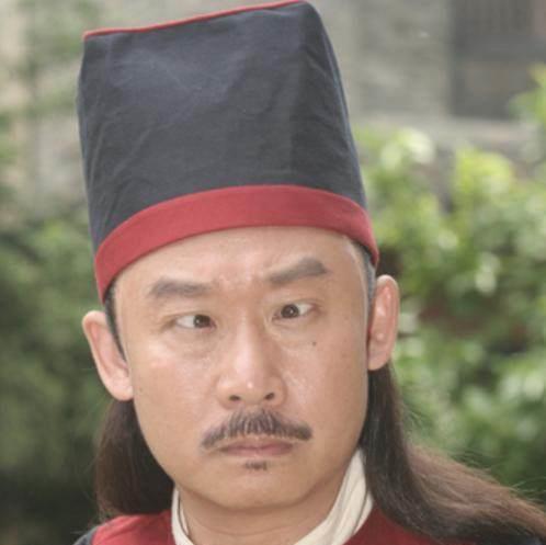 哈哈哈,虽然猫咪的斗鸡眼对小哥的脆弱内心造成了巨大的伤害