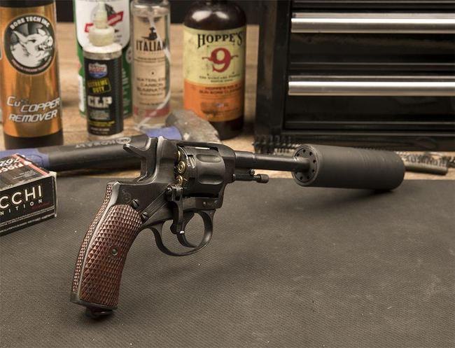 m1895型转轮手枪创造性的气密性设计却造成了该枪最大的缺陷,即退壳